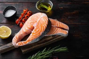 Eski ahşap masada, otlu çiğ alabalık eti..