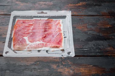 Hamon soğuk aperatifleri, eski ahşap masada.