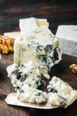 Koyu ahşap arka planda Gorgonzola peyniri seti.
