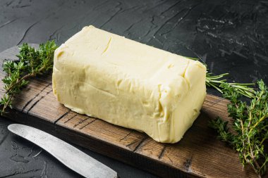 Siyah arkaplanda beyaz tereyağı taze tuğla.