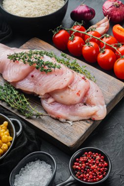 Tavuk enchilada malzemeleri pirinç, mozzarella, mısır, siyah arkaplan