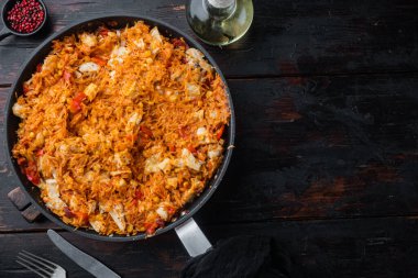 Tavuk enchiladas, Güveçte servis, eski koyu ahşap masa arkaplanı üzerinde, üst görünüm düz metin alanı için fotokopi alanı ile yatıyordu