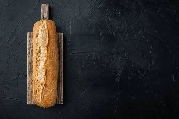 Pão Baguete Francês Assado Fundo Preto Vista Superior Flat Lay — Fotografia de Stock