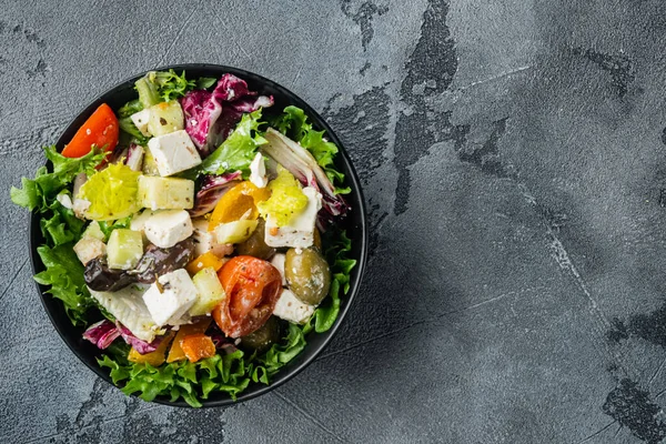 Salada Grega Tradicional Com Legumes Frescos Feta Azeitona Fundo Cinza — Fotografia de Stock