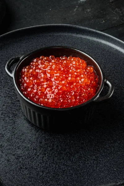 Tigela Com Delicioso Caviar Vermelho Fundo Mesa Madeira Preta — Fotografia de Stock