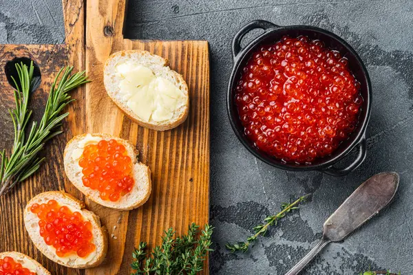 Bruschette Met Boter Rode Kaviaar Grijze Achtergrond Bovenaanzicht Plat Gelegd — Stockfoto