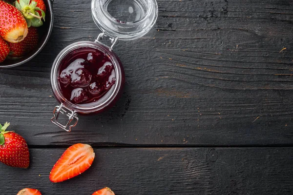 Vasi Marmellata Fragole Con Bacche Sfondo Nero Tavolo Legno Vista — Foto Stock