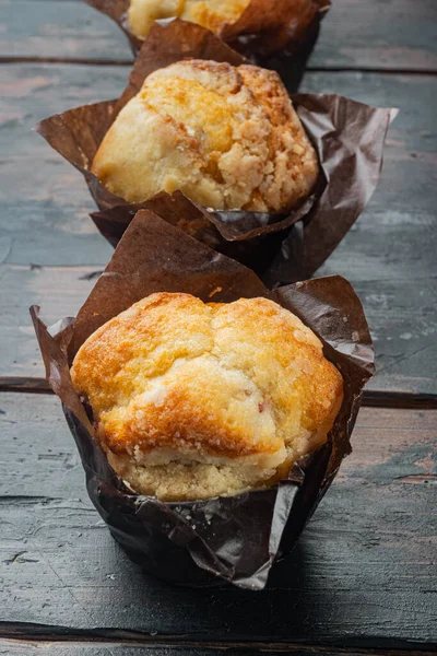 Muffin Con Mirtilli Sfondo Vecchio Tavolo Legno Scuro — Foto Stock