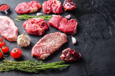 Alternatif çiğ biftek dilimleri üst bıçak, chuck roll ve kıç biftek, otlar ve nar yan görünümü ile, metin için boşluk
