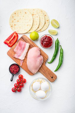 Taco malzemeleri ev yapımı otantik Meksika Chivken yemeği, beyaz beton arka plan manzaralı..