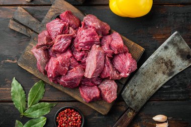 Güveç ya da gulaş karışımı. Tatlı dolma biberle hazırlanmış. Eski, koyu ahşap masa üzerinde.