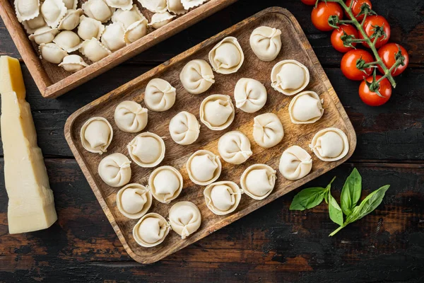 Raw Italienska Ravioli Tortellini Med Färska Parmesan Och Basilika Tomater — Stockfoto