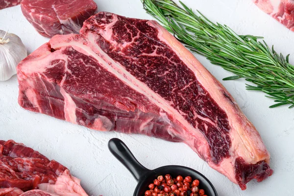 Syrové Čerstvé Hovězí Kostní Steak Set Bílém Kameni Pozadí — Stock fotografie