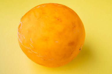 Tam sarı olgun kavun seti, sarı desenli yaz arkaplanı.