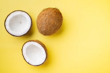 Coco parçaları seti, sarı desenli yaz arkaplanı, üst görünüm düz yatay, metin için kopyalama alanı