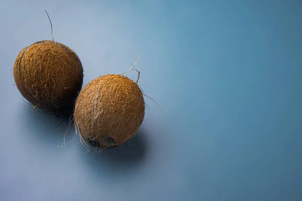 Ganzes Reifes Frisches Kokosnuss Set Auf Blauem Texturiertem Sommerhintergrund Mit — Stockfoto