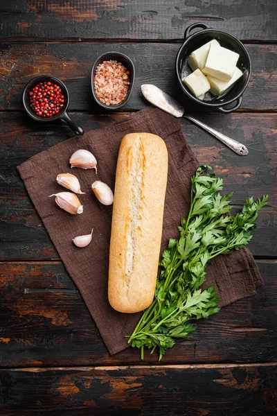 Pão Torrado Baguette Com Alho Ervas Ingredientes Definidos Fundo Mesa — Fotografia de Stock
