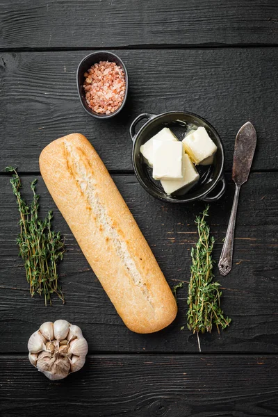 Pão Alho Composto Manteiga Ervas Ingredientes Conjunto Fundo Mesa Madeira — Fotografia de Stock