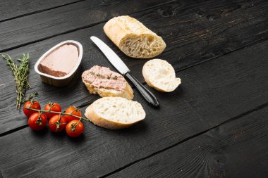 Karaciğer ezmesi tost seti, siyah ahşap masa arkaplanı, metin için kopyalama alanı