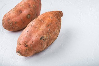 Beyaz arkaplanda tatlı patates ya da batat metin için boşluk.