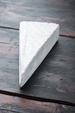 Lezzetli brie peyniri, eski ahşap masada.