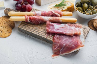 Metin için kopyalama alanı olan beyaz arkaplan üzerindeki jamon dilimleri yığını