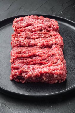 Kıymalı mermer et, siyah arka planda.