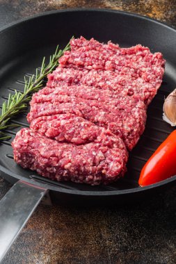 Köy arka planında kıymalı mermer et.