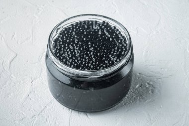 Siyah havyar kavanozu, beyaz arka planda.