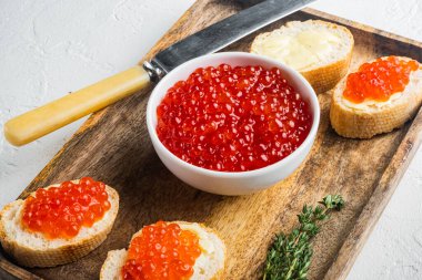 Beyaz arka planda kırmızı balık havyarlı sandviç.