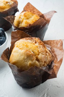 Beyaz arka planda yaban mersinli kekler.