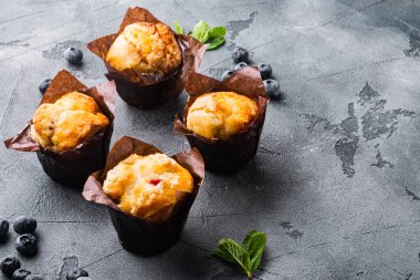 Yaban mersinli kek, gri arkaplanda metin için kopyalama alanı ile