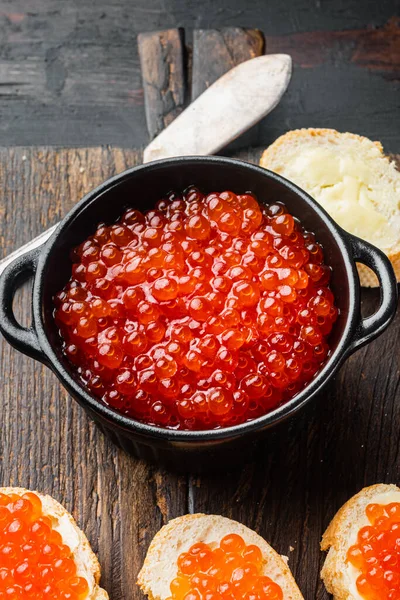 Bruschette Com Caviar Vermelho Manteiga Fundo Velho Mesa Madeira Escura — Fotografia de Stock