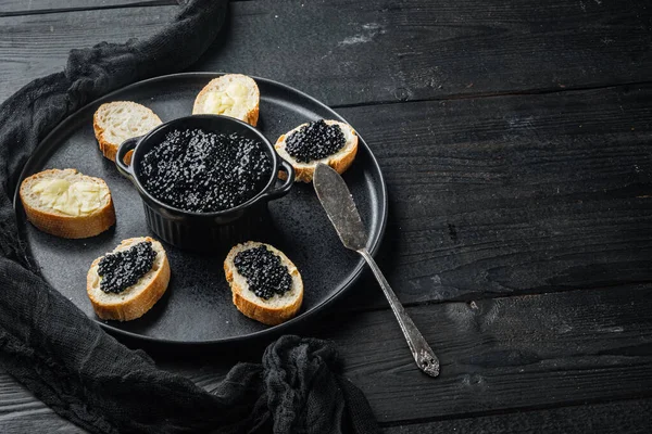 Canapé Com Caviar Esturjão Preto Fundo Mesa Madeira Preta Com — Fotografia de Stock