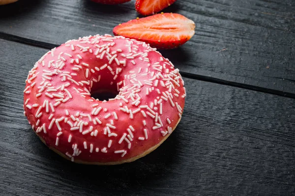 Rosado Donut Con Crumble Sobre Fondo Mesa Madera Negro Con — Foto de Stock