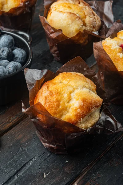 Muffin Blueberry Dengan Berry Segar Pada Latar Belakang Meja Kayu — Stok Foto