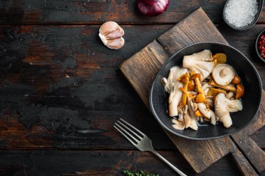 Mayalanmış yiyecek: Mantar koruma seti, eski koyu ahşap masa arkaplanı, üst görünüm düz, metin kopyalama alanı için alan