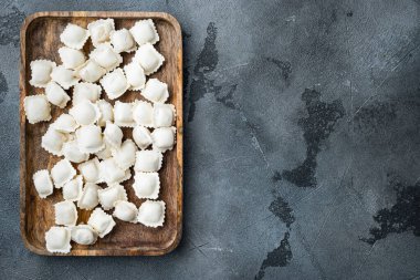 tahta kutuda, gri arkaplanda, üst görünüm düz yerde, metin için telif alanı ve boşluk ile