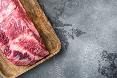 Çiğ mermer sığır eti siyah Angus, pirzola ya da skoç fileto seti, gri taş zemin üzerinde, üst görünüm düz, metin alanı için kopyalama alanı ile