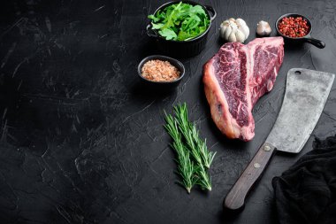 İtalyan Floransa bifteği. Şifalı, siyah taştan arka planda, metin için fotokopi alanı olan biftek.