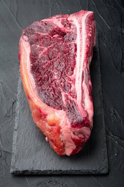 Siyah taştan arka planda, kurutulmuş biftek seti.