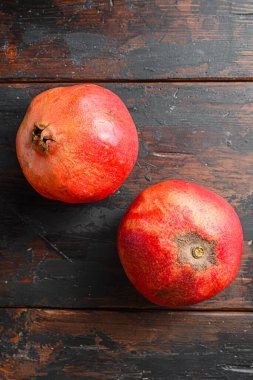 Koyu eski ahşap zemin üzerinde olgun bir kepçe, üst manzara.