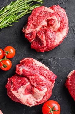 Çiğ Chuck gözleme biftek kesim, otlu, siyah masa üzerinde çeşnili, üst görünüm