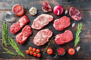 Organik çiğ biftek butları, Chuck Roll ve baharatlarla kesilmiş üst bıçak seti eski, koyu ahşap arka planda, üst manzara..