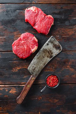 Amerikan kasap satırıyla çiğ biftek, ahşap arka plan, üst manzara.