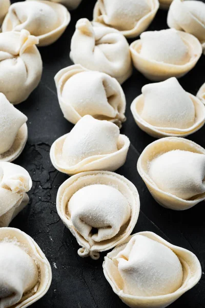 Juego Dumplings Tortellini Raviolis Congelados Sobre Fondo Negro —  Fotos de Stock