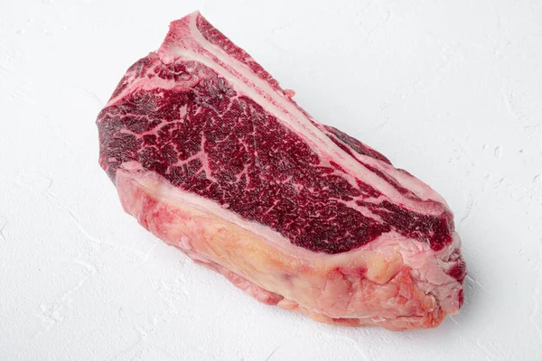 Beyaz taştan arka planda, kurutulmuş sığır bifteği seti ve metin için kopyalama alanı