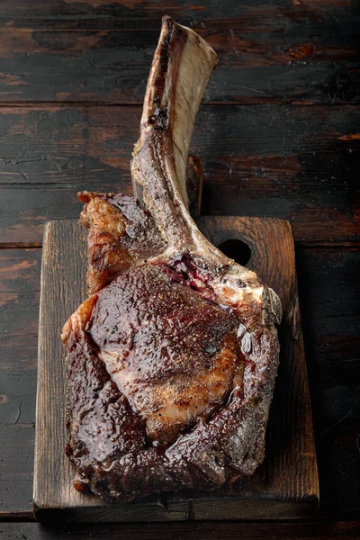 烤肉干 老旧的战斧牛排牛肉盘 木制上桌 旧的深色木桌背景 — 图库照片