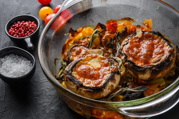 Champignons Cuits Four Farcis Avec Des Ingrédients Fromage Cheddar Tomates — Photo