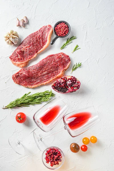 Picanha Bifes Carne Orgânica Com Alecrim Pimenta Romã Perto Vinho — Fotografia de Stock